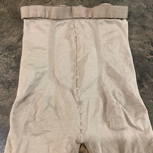 Spanx size A mid-thigh short - Picture 2 of 8